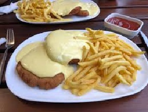 Hollandaiseschnitzel mit Pommes 200gr